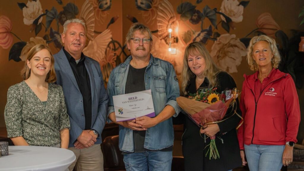 Uitreiking van de Heldenspeld van Westrveld aan Hilbert Gol